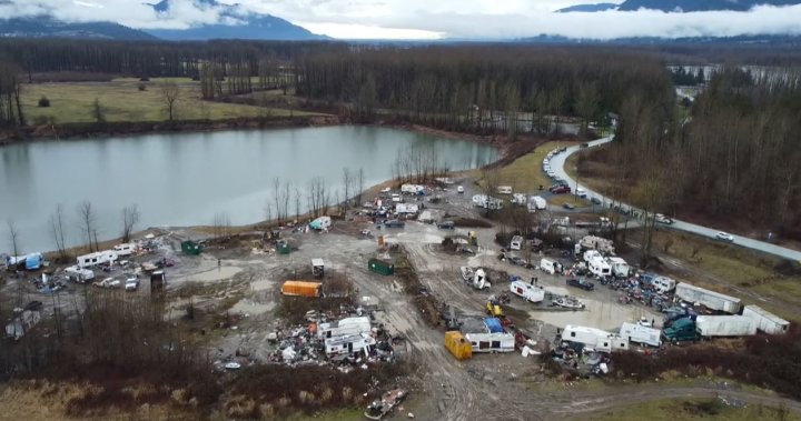 Лагерът за каравани в Чиливак е разчистен, за да направи място за защита от наводнения