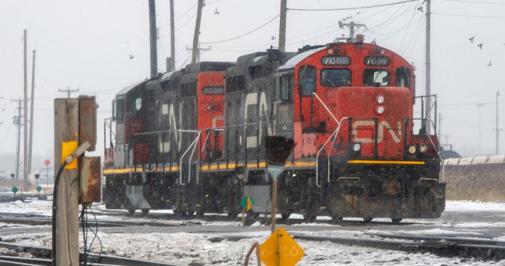Съюзът представляващ 9300 работници в двете най големи железници в Канада