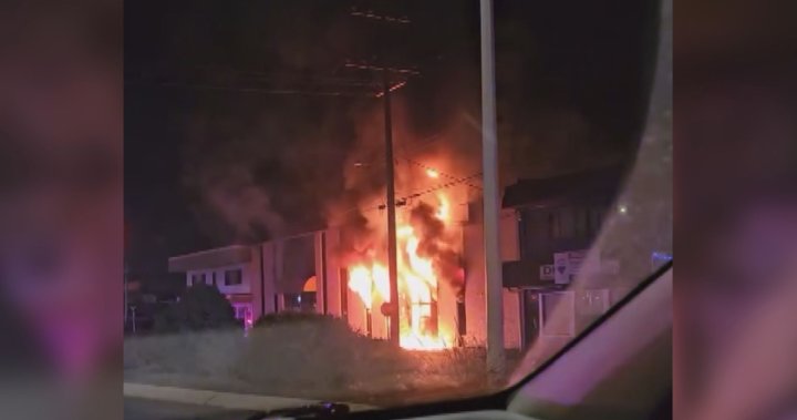 Подозрителен пожар в магазин за втора употреба в Дънкан, Британска Колумбия заснет на видео