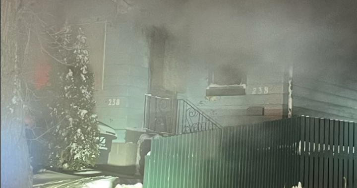 Пожар избухна в закован дом в блок 200 на Avenue