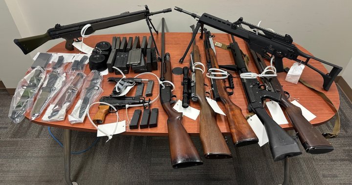 Мъж от Форт Саскачеван е обвинен след иззети пушки, пистолети, ловни пушки при разследване INSET