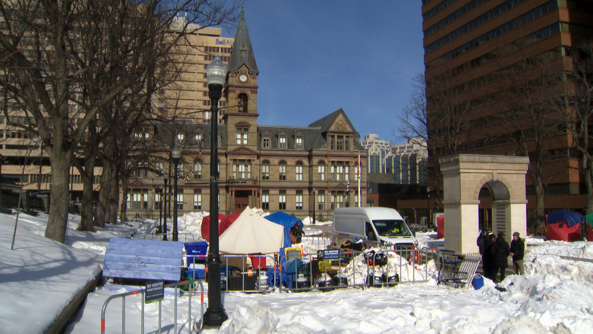 Жителите на пет лагера за бездомни в Халифакс се подготвят