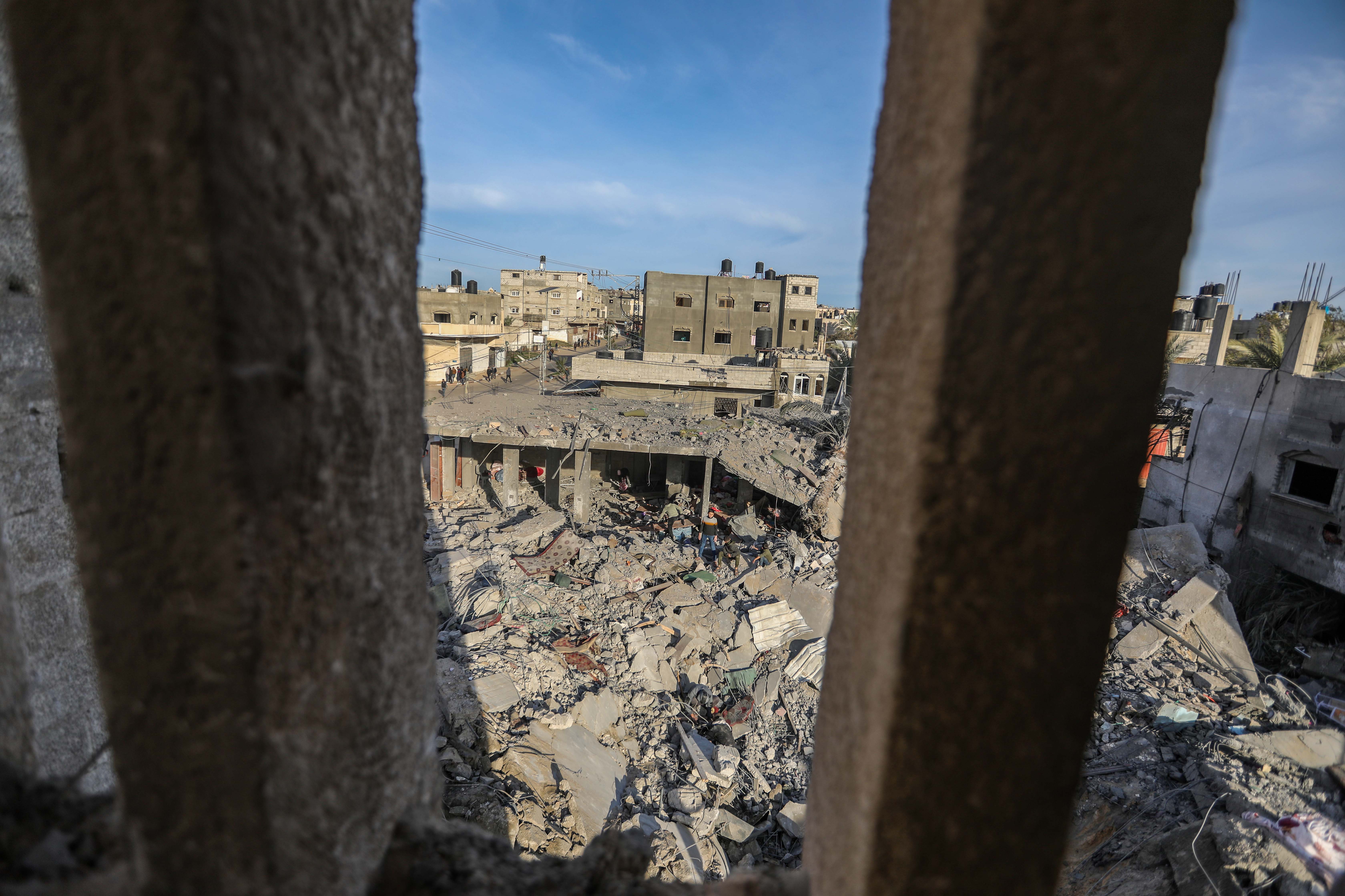 Израелските сили спасиха двама заложници рано в понеделник като нахлуха