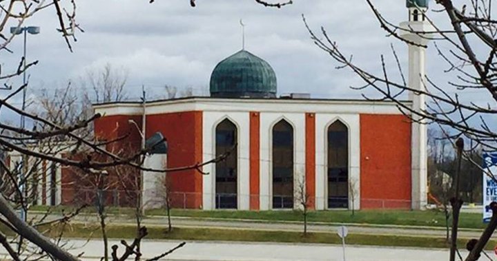 Премиерът Джъстин Трюдо осъжда мотивираните от омраза графити в Кеймбридж, Онтарио. mosque
