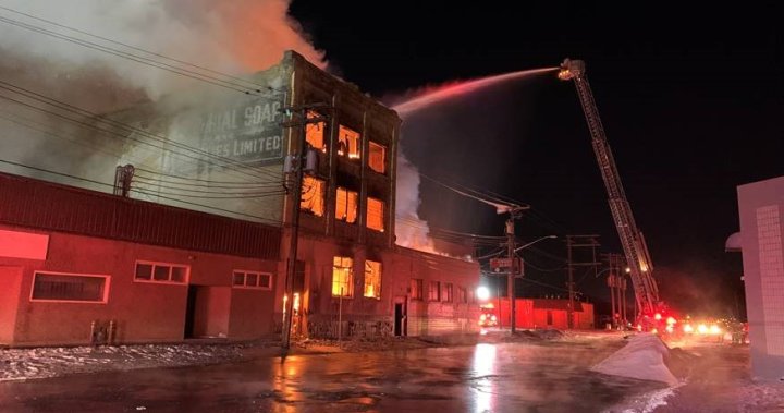Сградите в Норт Енд са напълно унищожени след пожар, казват пожарникарите от Уинипег