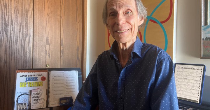 83-годишен счетоводител от Калгари преследва мечтата си да бъде джаз певец, издава първия си компактдиск