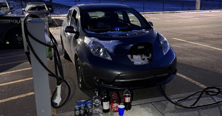 Шофьор на електромобил в Онтарио, арестуван за пиене, докато зарежда кола на паркинга на гара OPP