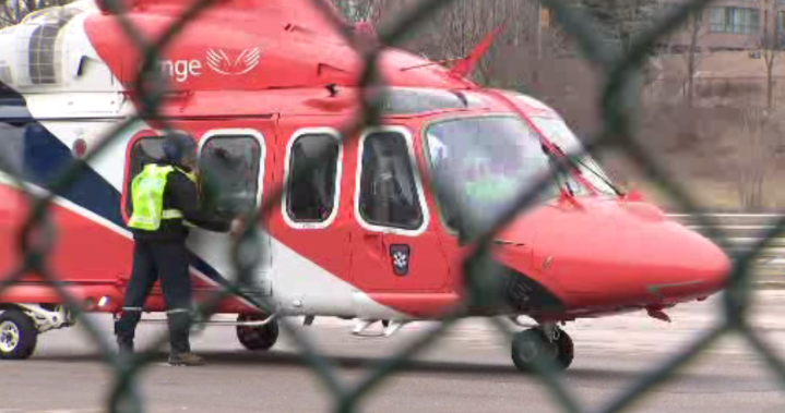 Строителен работник е транспортиран с хеликоптер в болница, след като падна в яма в Мисисауга: полицията