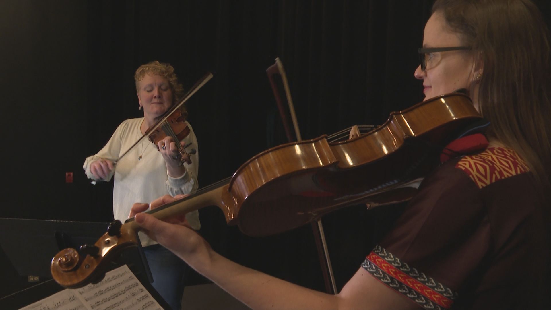 Сладките звуци на цигулката и виолата се хармонизират за да