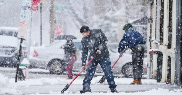 Зимна буря удари североизточната част на САЩ, затваря училища и отменя полети