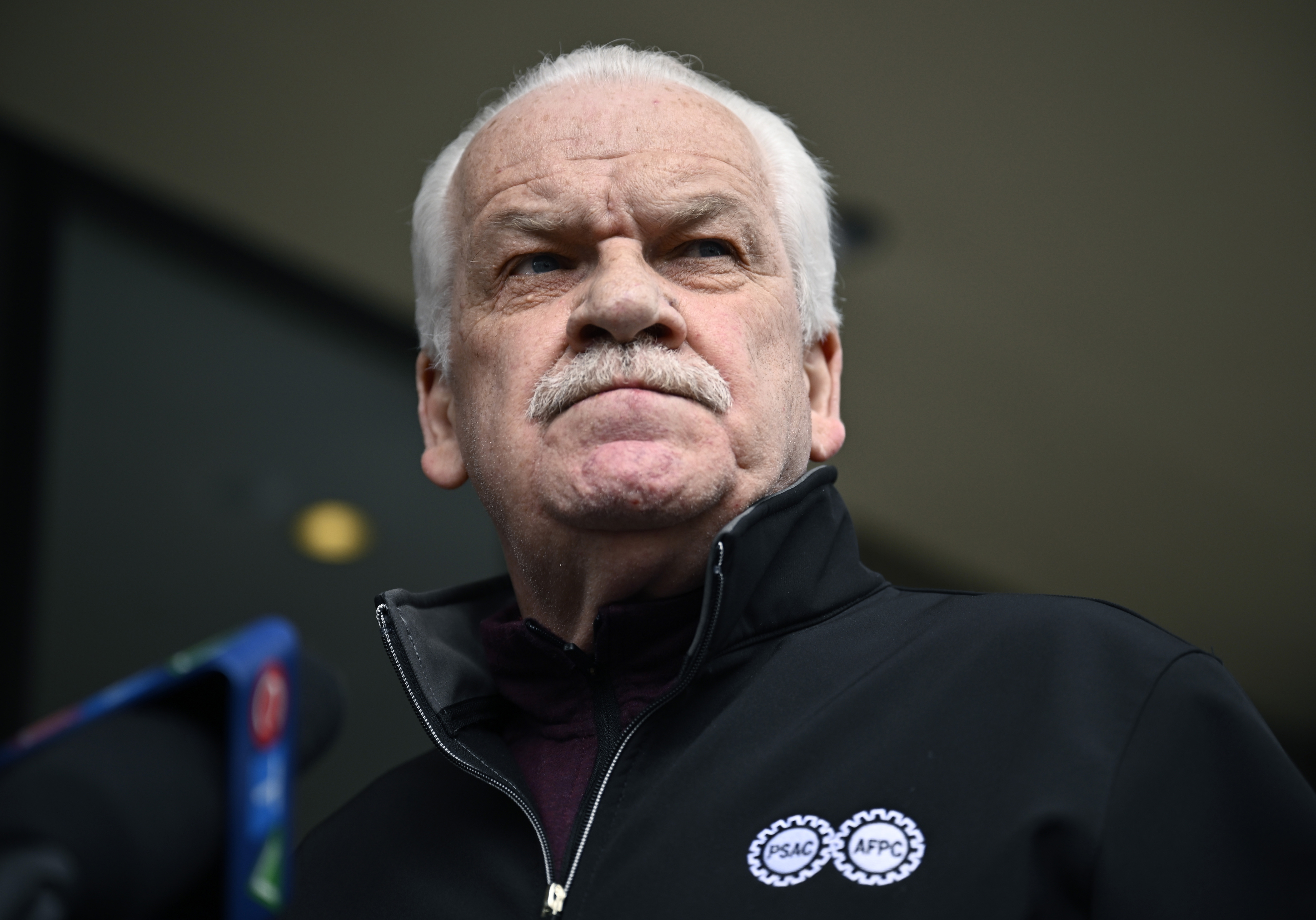 Три профсъюза призовават правителството да предостави допълнителни компенсации на федералните