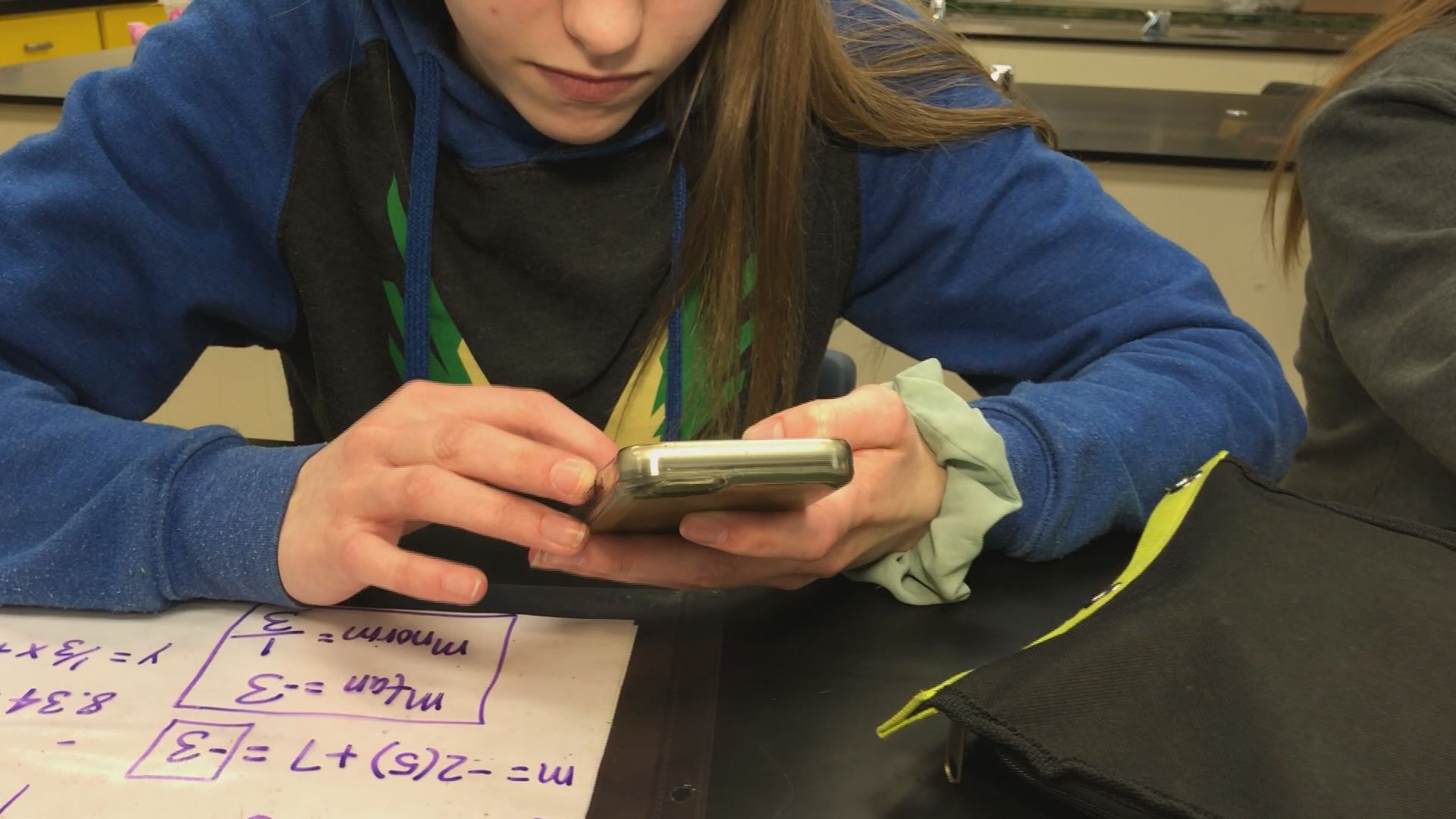 Тъй като забраните за мобилни телефони в класната стая навлязоха