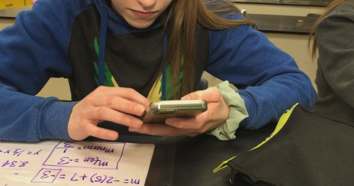 Учениците от Нова Скотия и служителите обмислят възможността за забрана на мобилните телефони в училище
