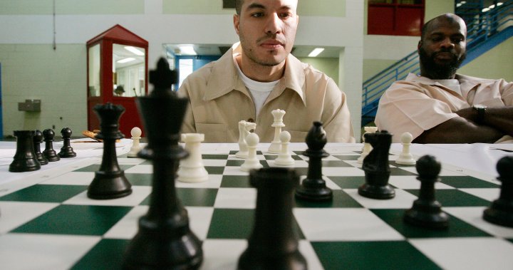 Повече от игра: Как шахът помага на затворниците в Канада