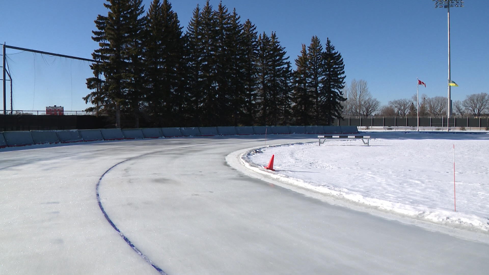 Персоналът на пързалката за скоростни кънки в Саскатун работи усилено