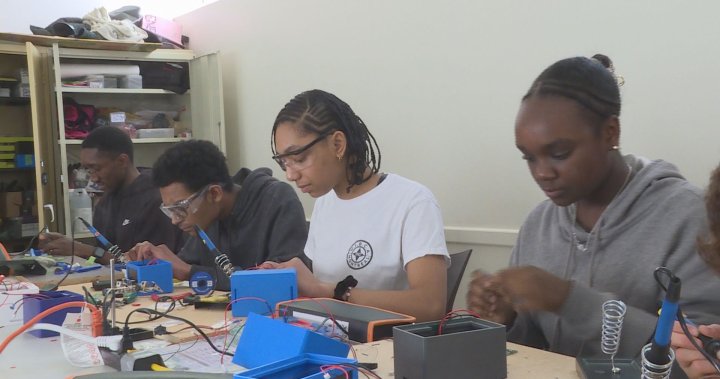 Награденият клуб по роботика в Монреал се разраства и има надежди за нов дом