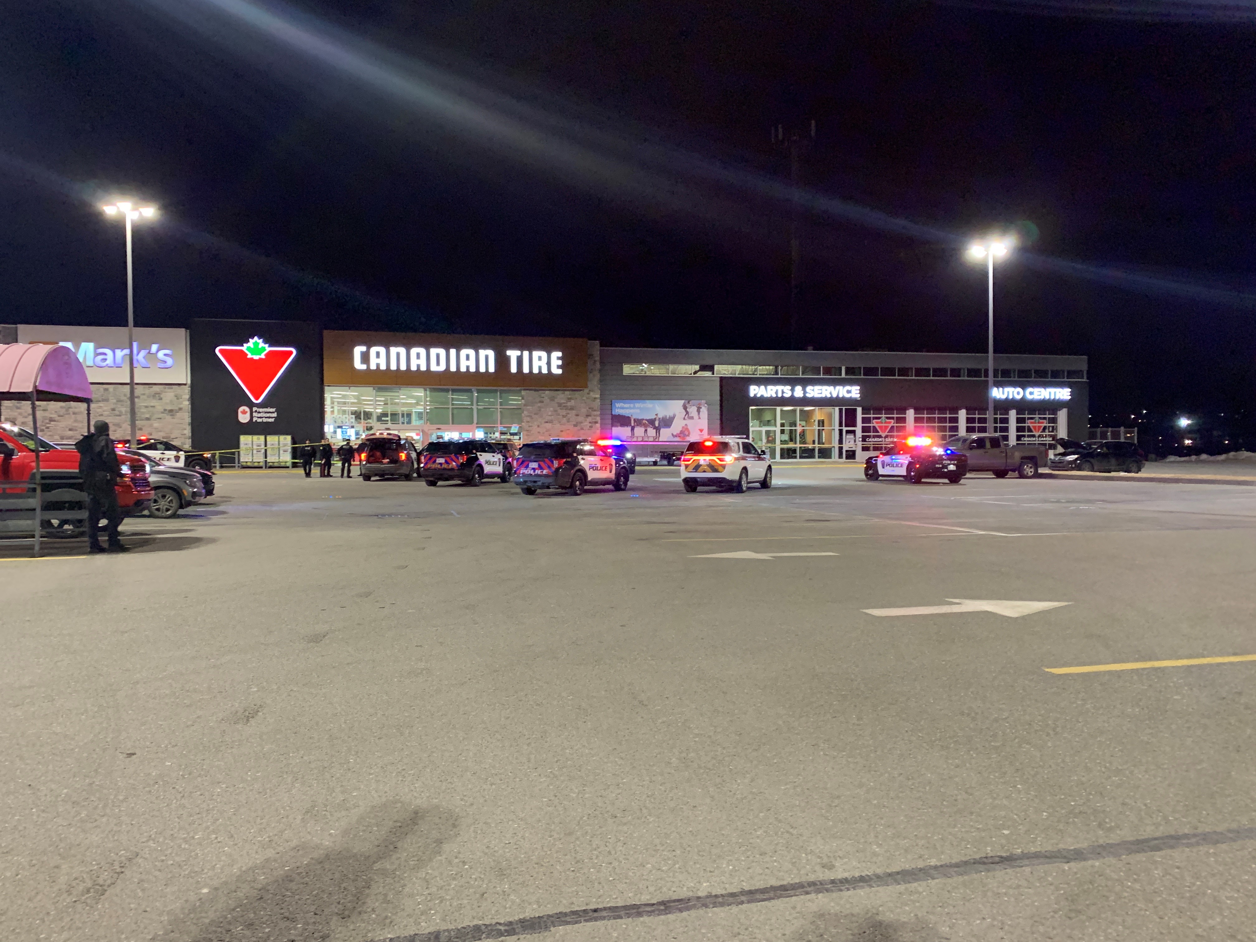 Полицай от Ню Брънзуик беше намушкан с нож в сряда