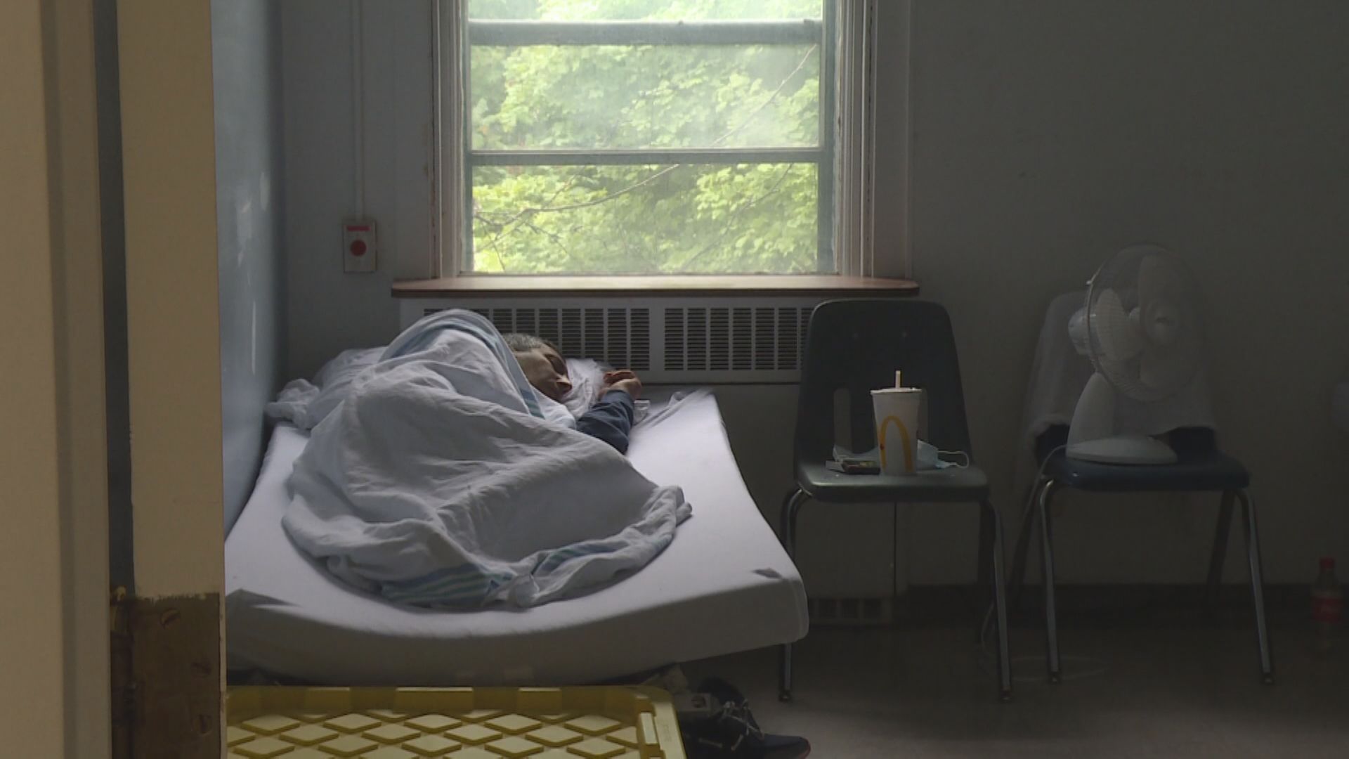 Финансирането за временен приют за бездомни създаден по време на