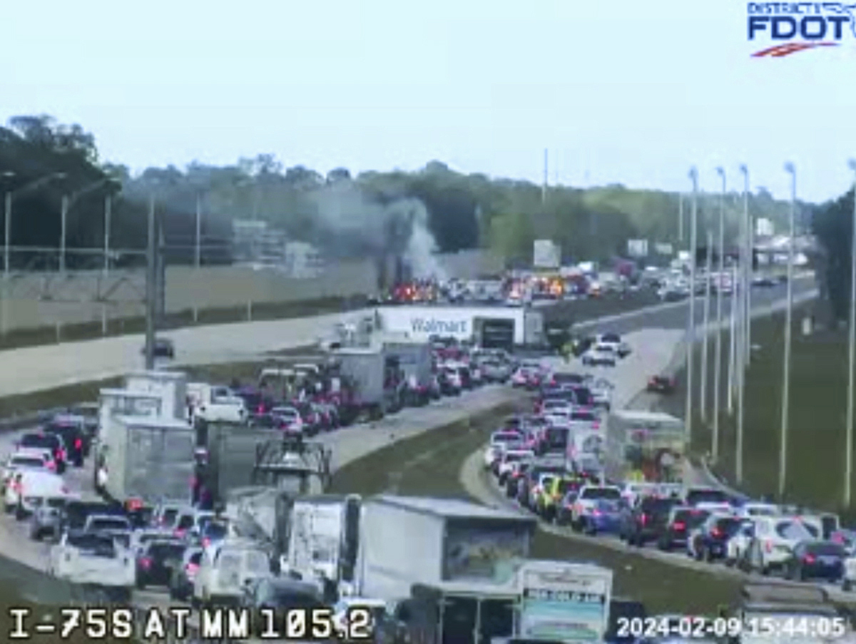 Малък самолет се сблъска с превозно средство докато извършва аварийно