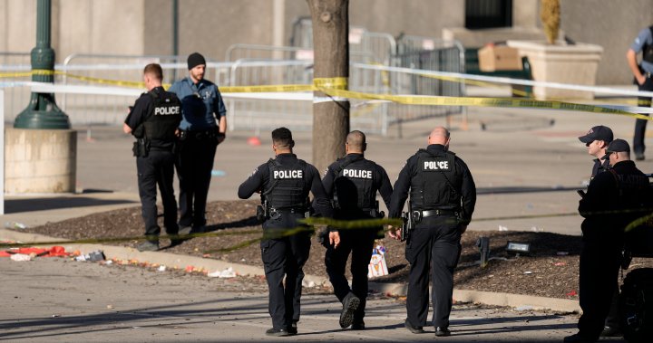 Двама младежи са обвинени в стрелба на парада на Super Bowl в Канзас Сити