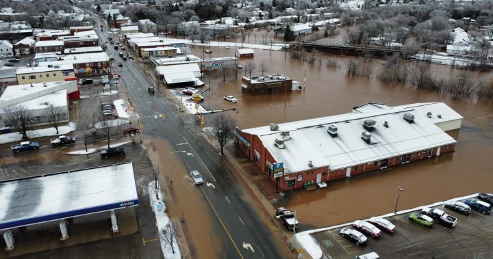 „Опустошителни“ наводнения доведоха до евакуации, затваряне на улици в Съсекс, N.B.