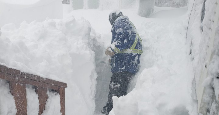 Н.С. буря: Хората се изкопават от един от най-тежките снеговалежи от десетилетия
