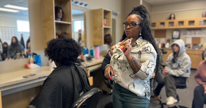 Преодоляване на пропастта: Учениците в гимназията настояват за приобщаващ клас по козметология