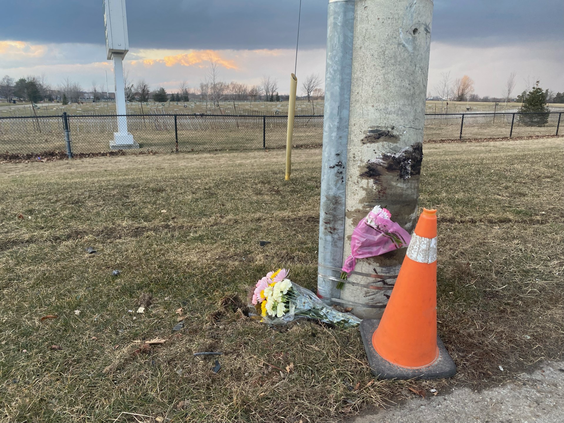 Kanchen Gill остави букет цветя в петък на място на