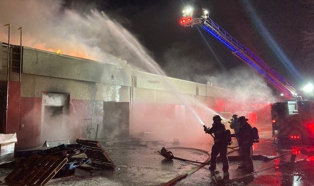 Пожари в търговски сгради, празни къщи означават натоварена сутрин за пожарникарите в Уинипег