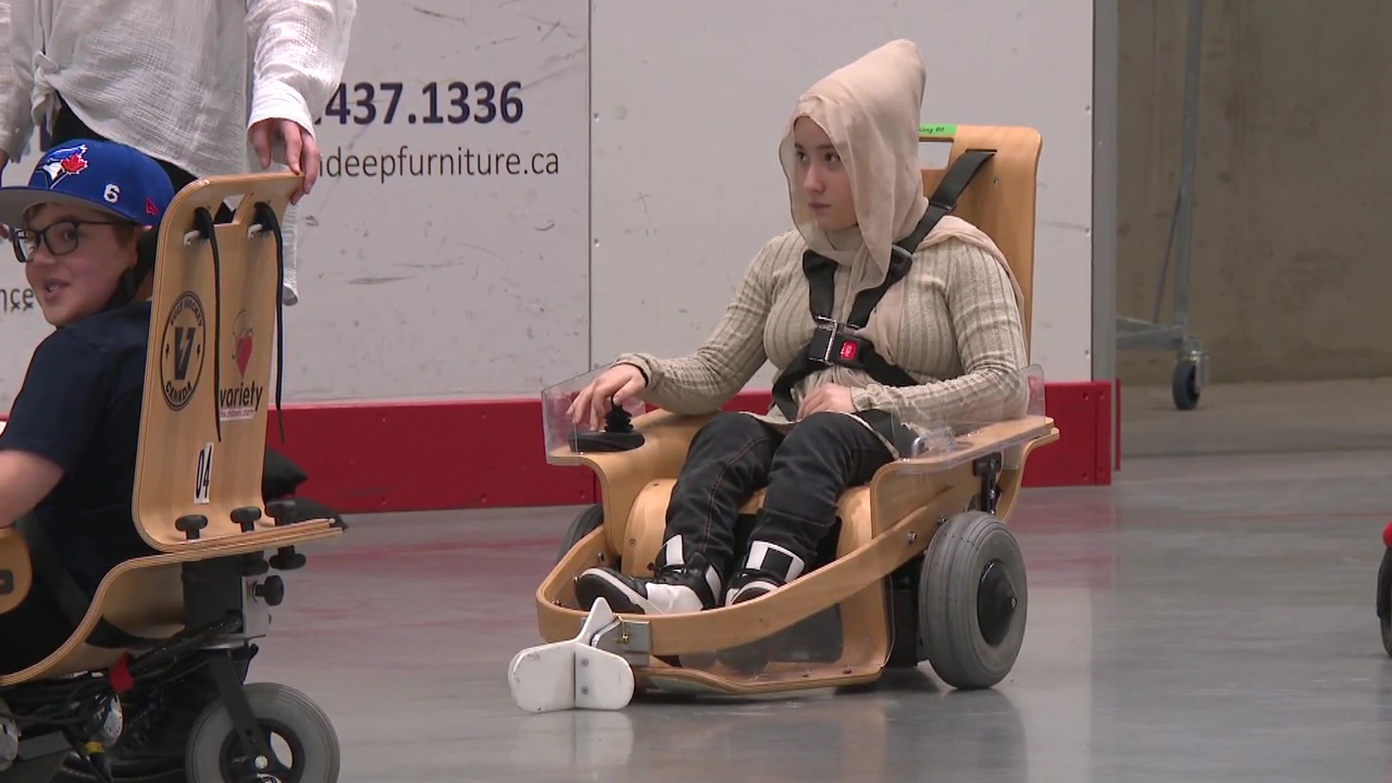 Хокейът е типично канадски но традиционният спорт изисква пълна мобилност