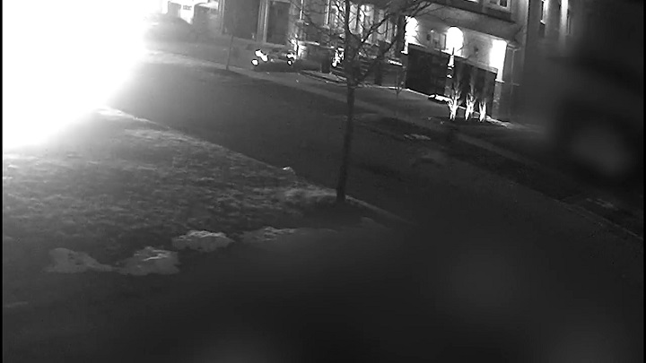 Две превозни средства бяха запалени на алеята на дом на