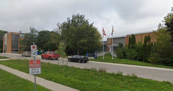 Гимназия във Ватерло Онтарио е поставена под задържане и под