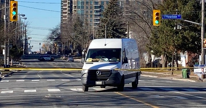 Мъж е с опасност за живота, след като беше блъснат от превозно средство в северната част на Торонто
