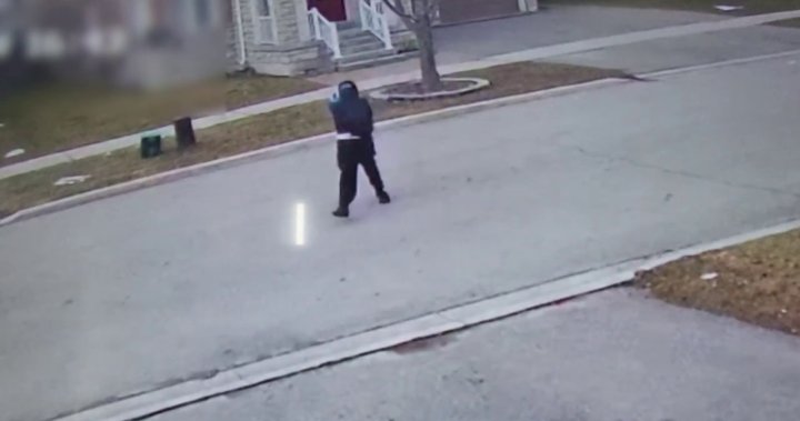 Видео показва мъж, който стреля по дом в района на Торонто с човек вътре: Полиция