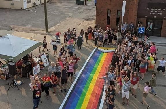 ЛГБТК студенти гледат напред, след като град Алберта забрани флаговете на прайда и пешеходните пътеки в цвят дъга