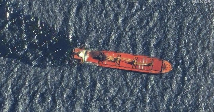 Кораб, ударен от бунтовниците хуси в Йемен, потъва в Червено море, първият изгубен в конфликт
