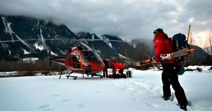 Множество спасявания на B.C. планини в обилен сняг
