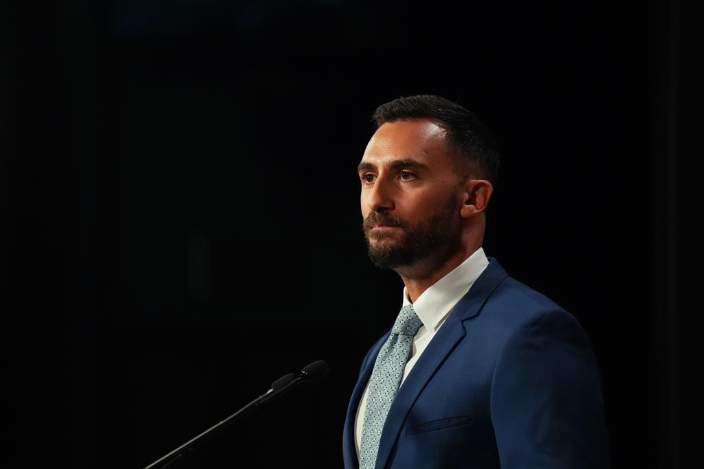 Министърът на образованието на Онтарио Стивън Лече казва че провинцията