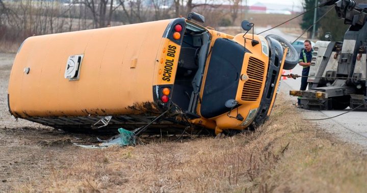 Шофьорът на училищен автобус е обвинен, след като 5 деца бяха ранени в Уудсток, Онтарио. преобръщане
