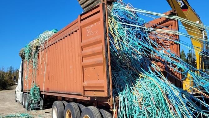 Екологична организация с нестопанска цел  която е създала 25 сайта за събиране в Атлантическа Канада за рециклиране на тонове използвани риболовни уреди казва  че е риск от закриване без повече правителствено финансиране Коалицията Риболовни уреди на Атлантическа Канада казва четиригодишното споразумение за финансиране с федералния департамент
