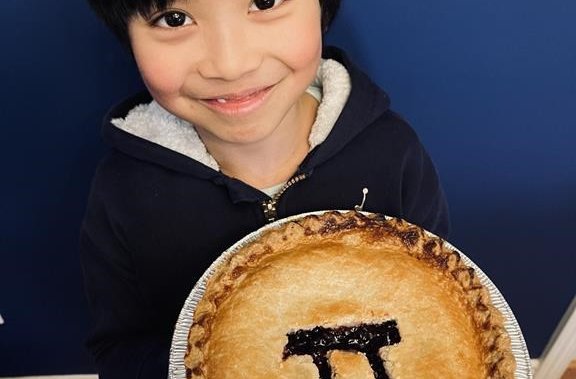 Деветгодишният Лукас Мейсън Яо обича Ванкувър Канъкс домашния си любимец