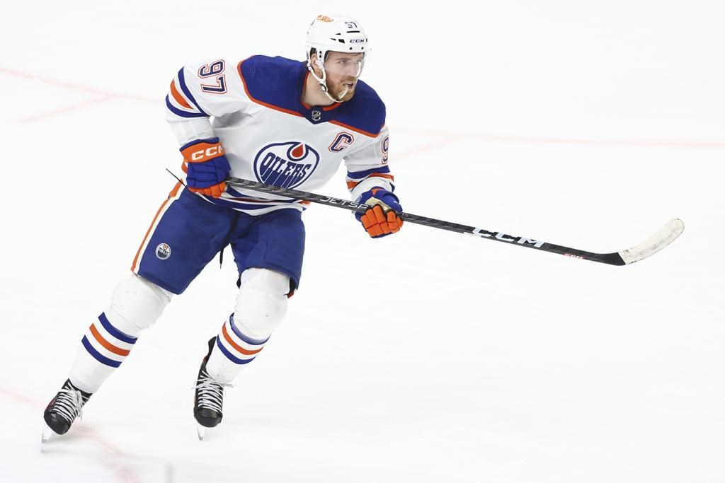 Нападателят на Едмънтън Ойлърс Connor McDavid беше обявен за първата звезда