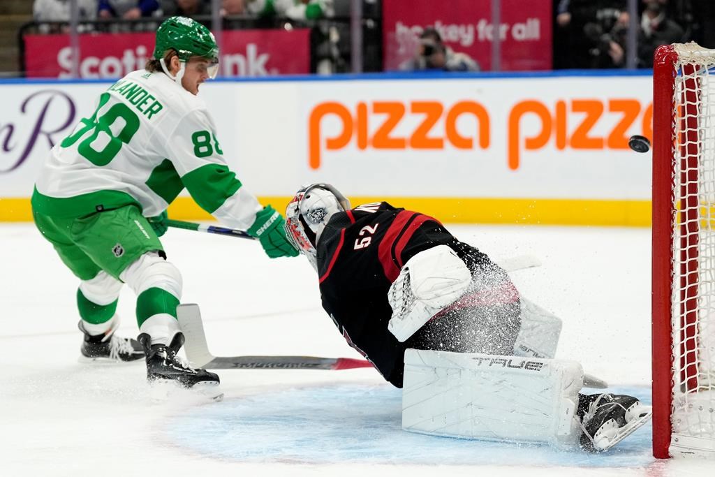 Guentzel leads Hurricanes over Maple Leafs in SO  | Globalnews.ca