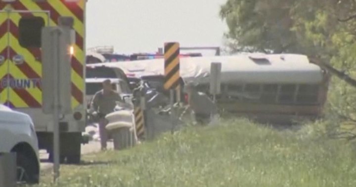 Най-малко 2 загинаха при катастрофа с училищен автобус в Тексас, превозващ повече от 40 деца