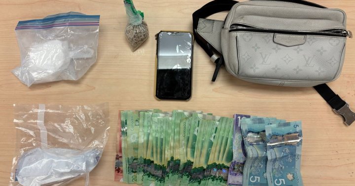 Наркотици, пари в брой, иззети при разследване на улични престъпления в Кингстън