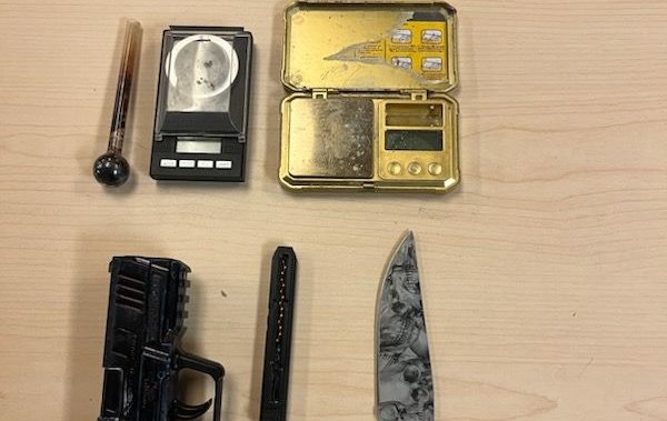 Полицията в Кингстън съобщи че е иззела оръжия и наркотици