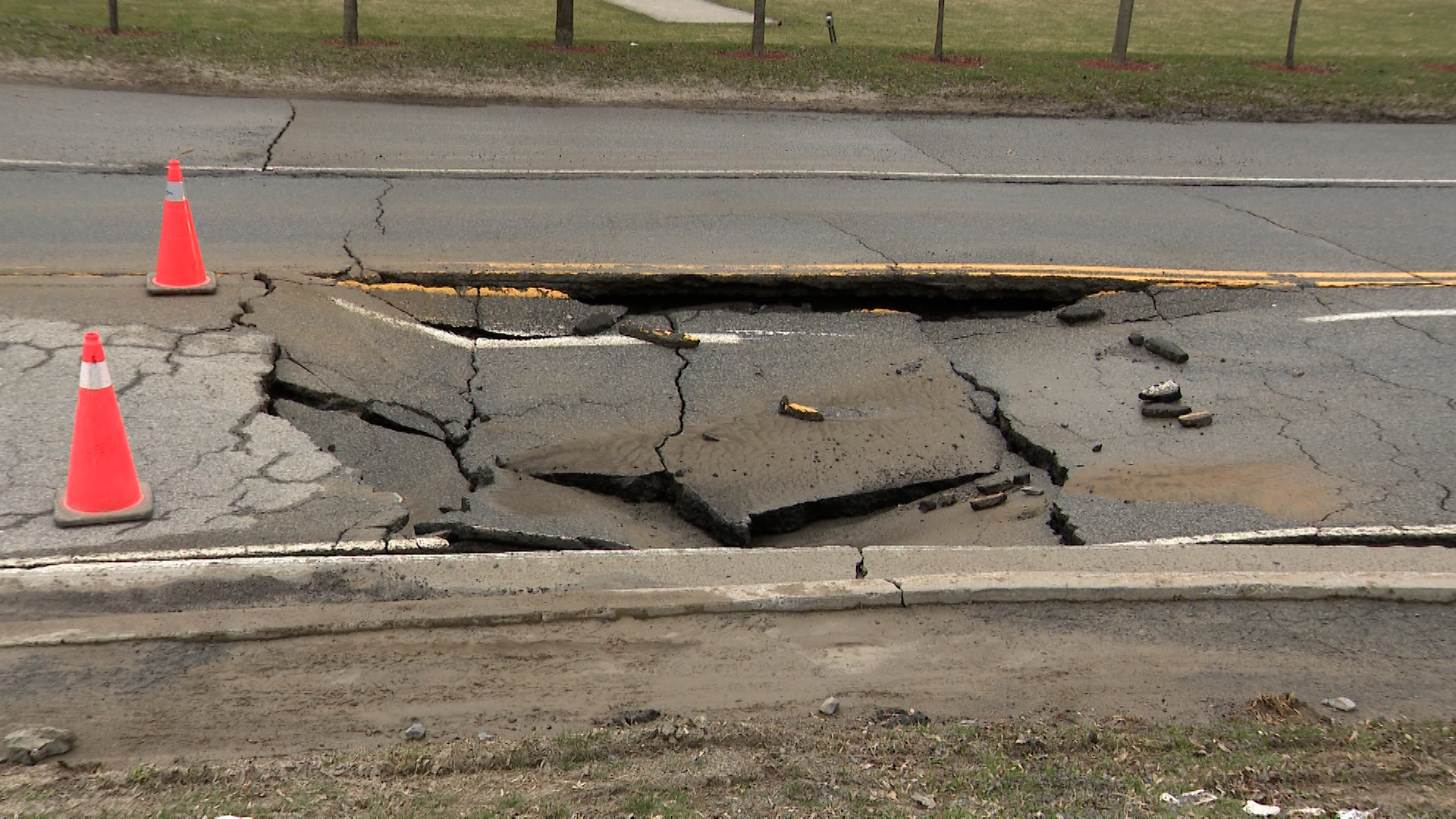 За втори път тази година провал прекъсва движението по път