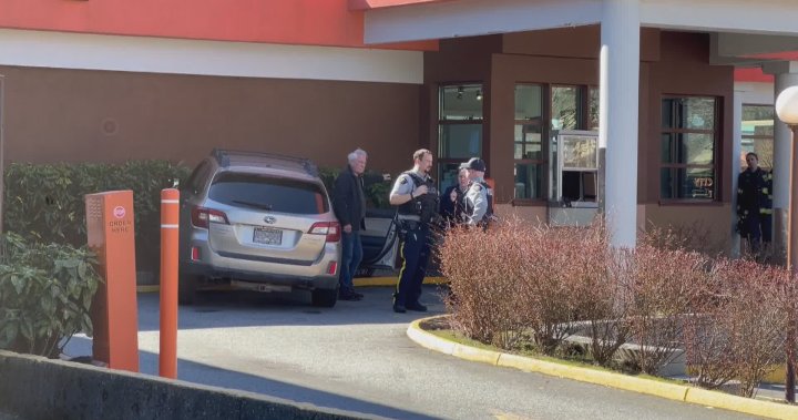 Служител на A&W в Северен Ванкувър беше изпратен в болница, след като превозно средство се блъсна в ресторант