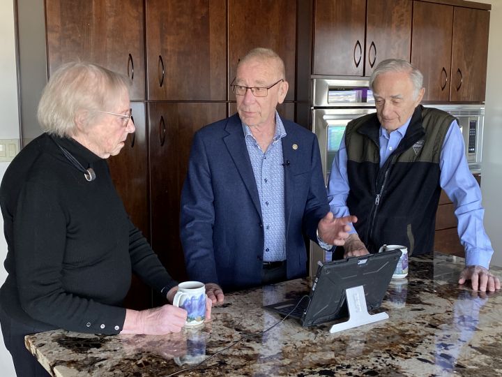 Ветеран лекар от Калгари получава заслужено международно признание.Пенсионираният хирург д-р