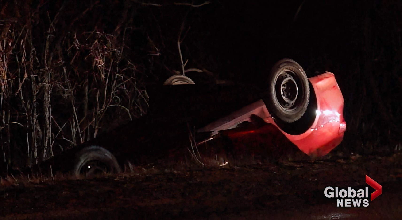 Не се съобщава за сериозни наранявания след преобръщане на превозно